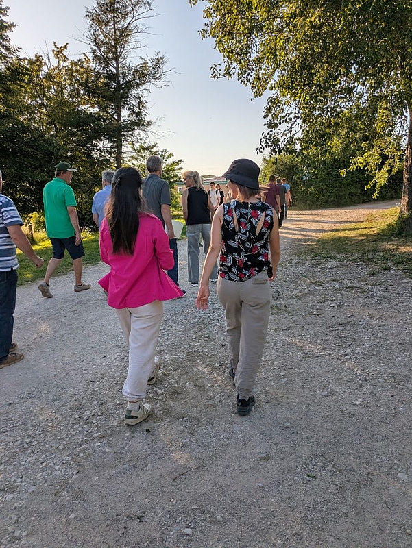 Teilnehmende des Feldtags bei der Begehung