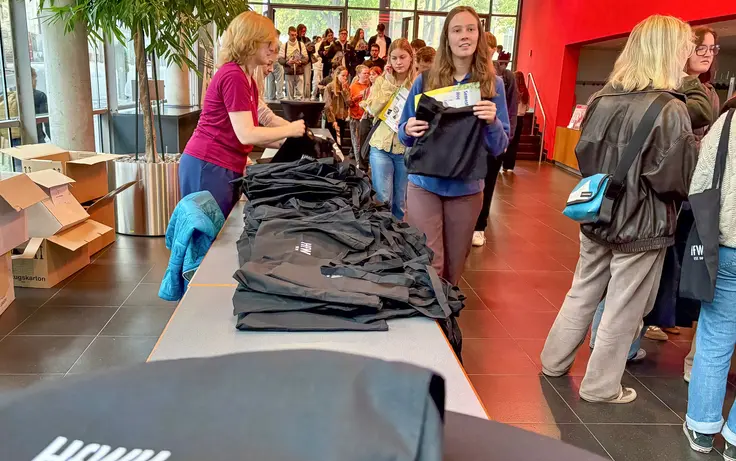 Stofftaschen werden an Studis verteilt