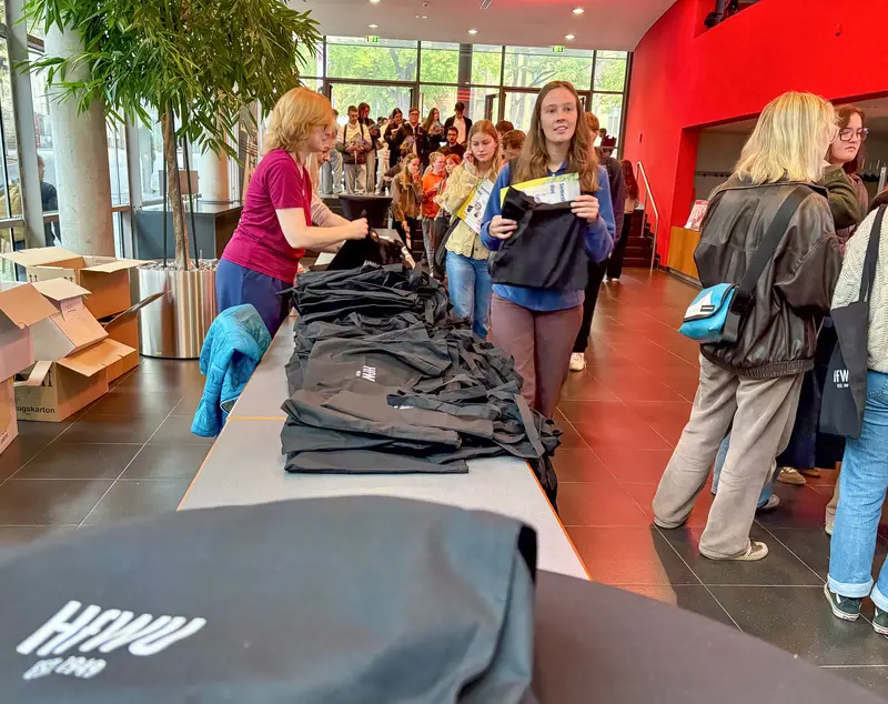 Stofftaschen werden an Studis verteilt