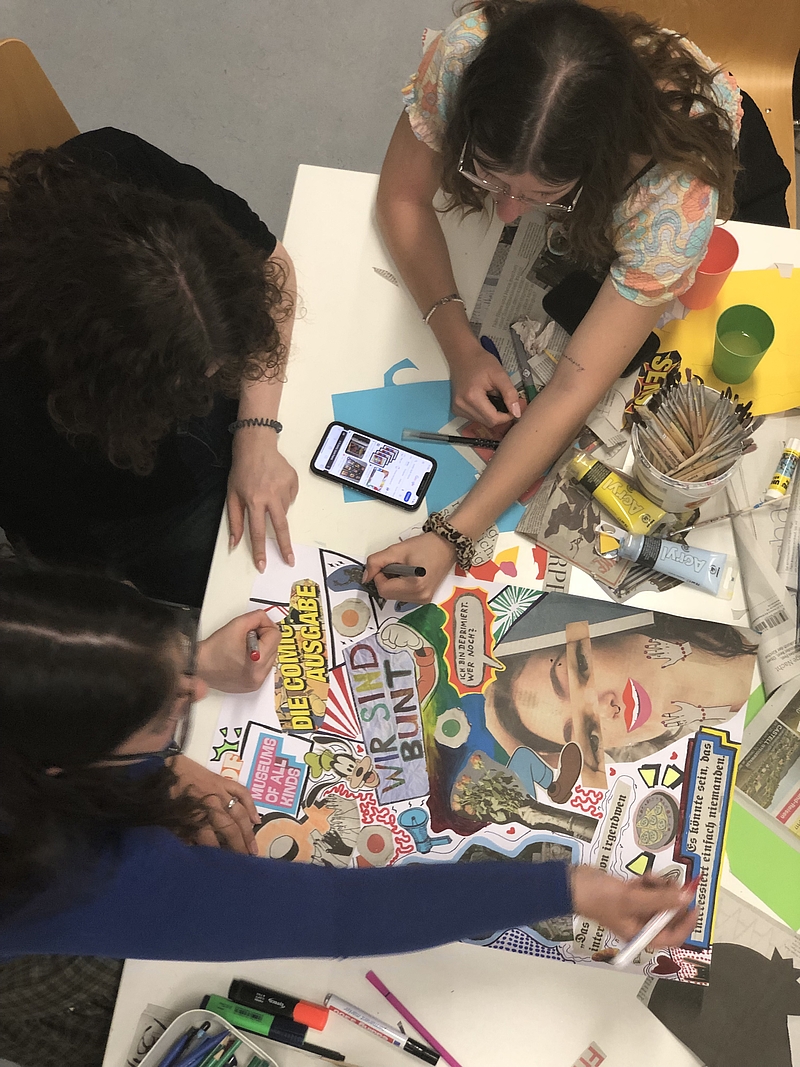 Zwei Studierende beim basteln der Collage