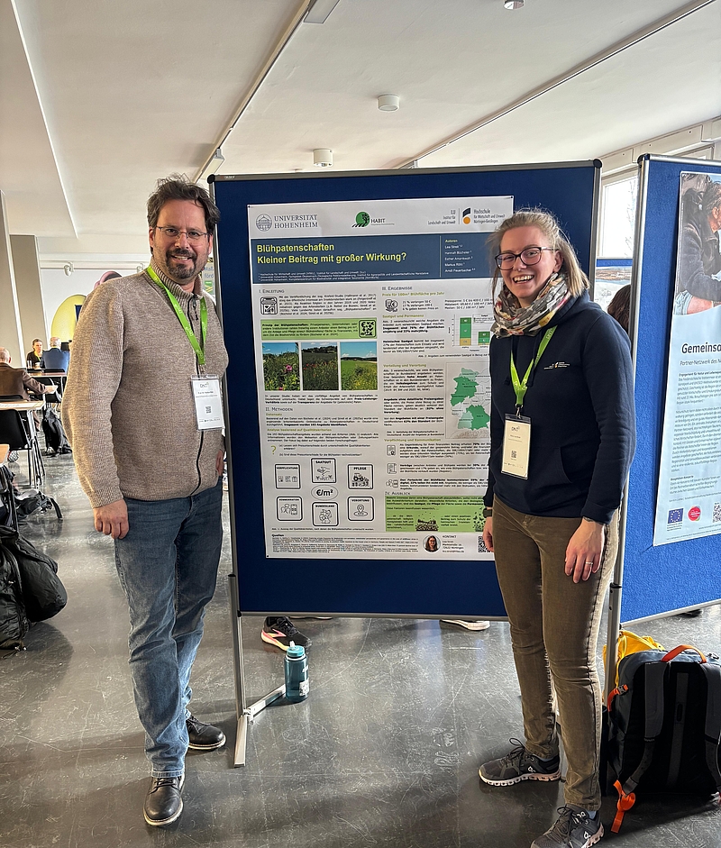 Markus Röhl (links) und Lea Streit (rechts) beim 38. DNT in Berlin mit einem Poster zum Thema Blühpatenschaften. (Foto: Caroline Fischer)