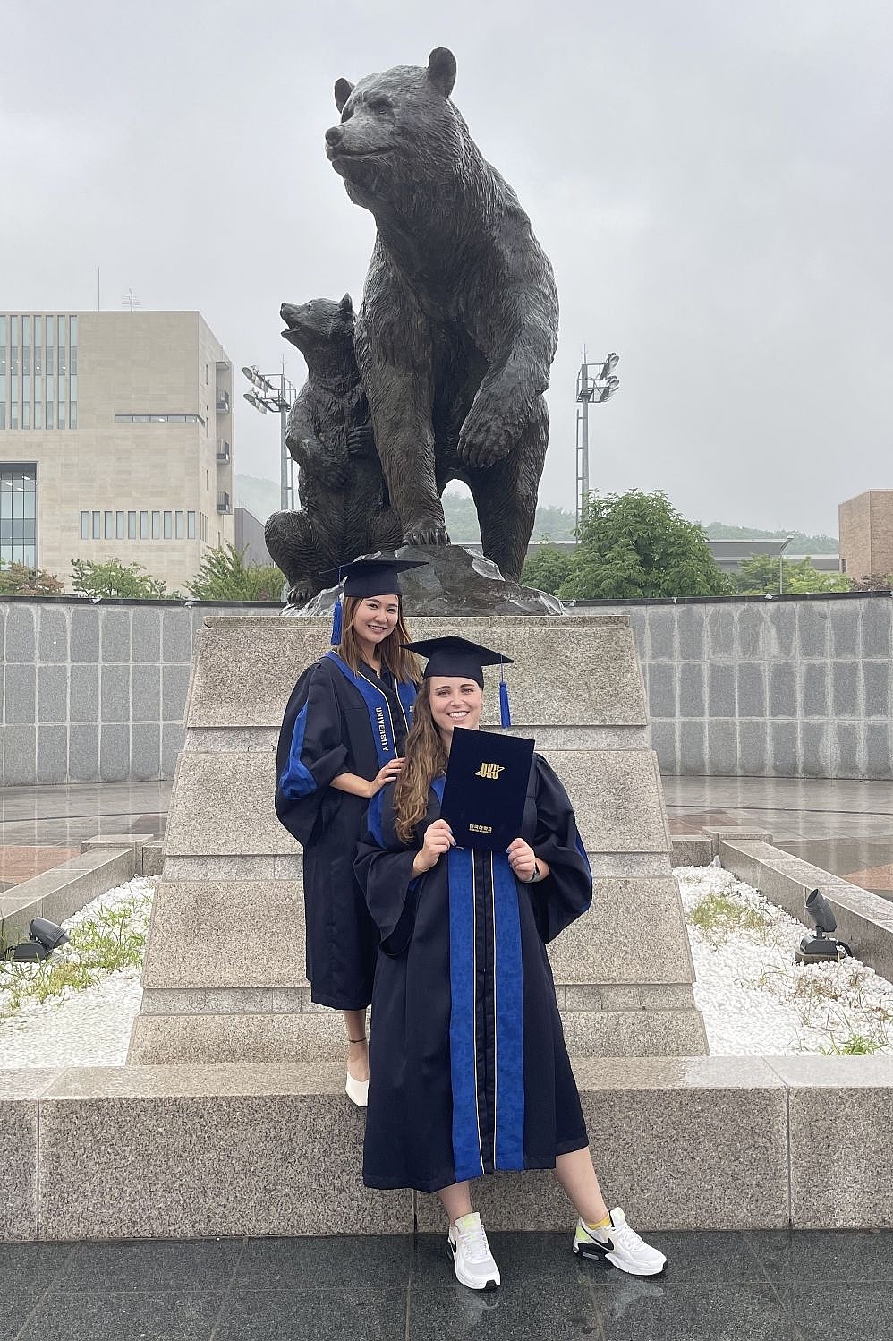 Absolventinnen des Doppelabschlussprogramms der HfWU und Dankook University