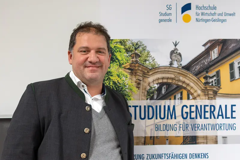 Schneider vor Studium-generale-Aufsteller