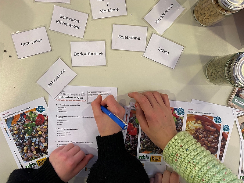Schülerinnen und Schüler nehmen am Quiz zum Thema Hülsenfrüchte und Biodiversität teil