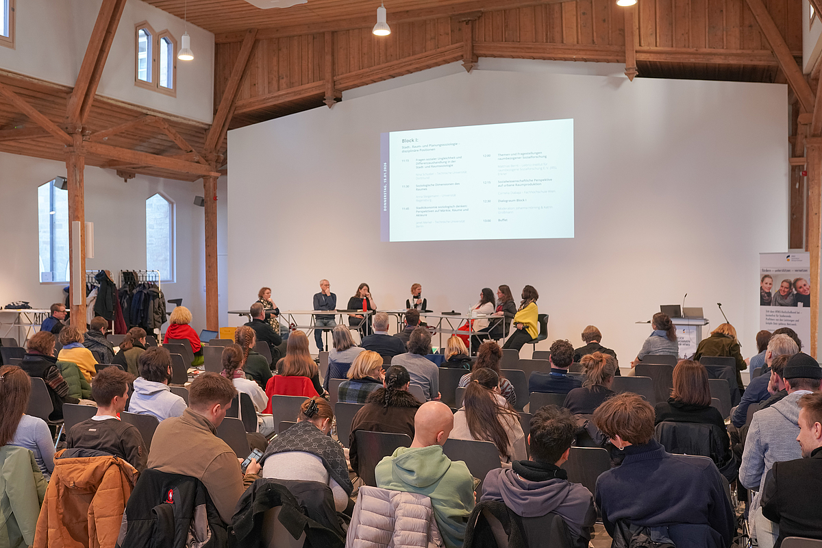 Tagungspublikum in der Alten Turnhalle in Nürtingen.