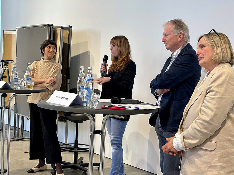 Personen an Stehtischen