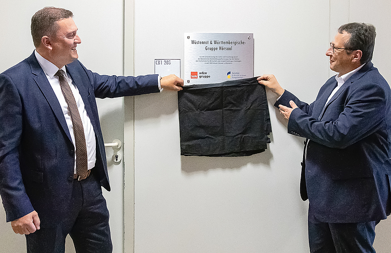 2 Personen vor Hörsaalschild