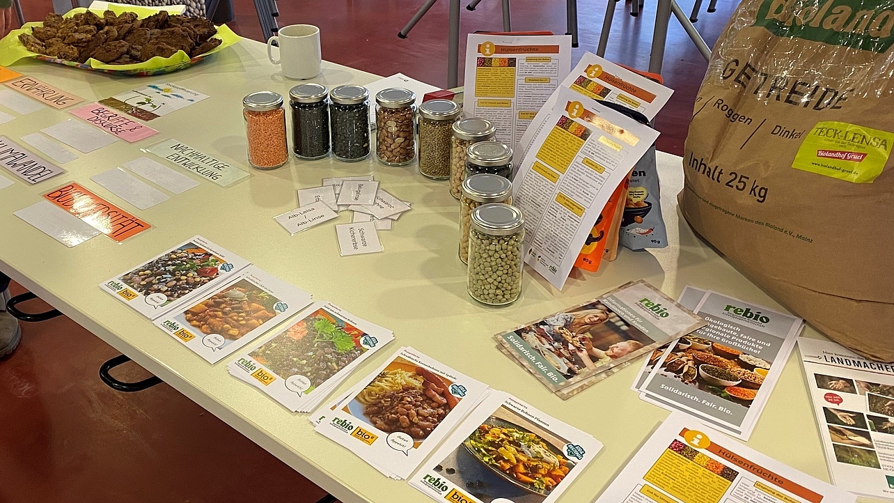 Aktionsstand mit Informationsmaterialien für Schülerinnen und Schüler 