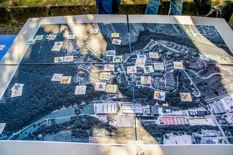 Karte mit Stickern, die fotografisch Rossberg zeigt