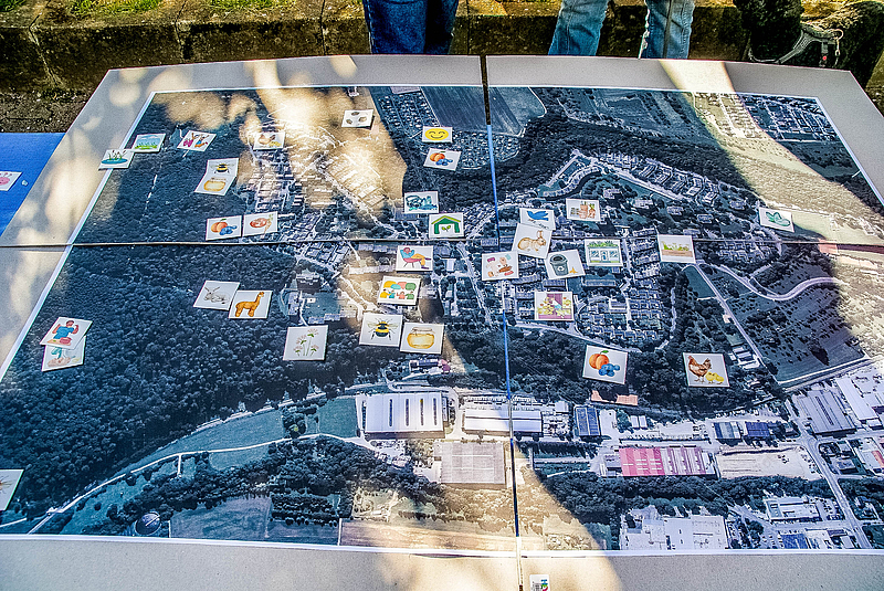 Karte mit Stickern, die fotografisch Rossberg zeigt
