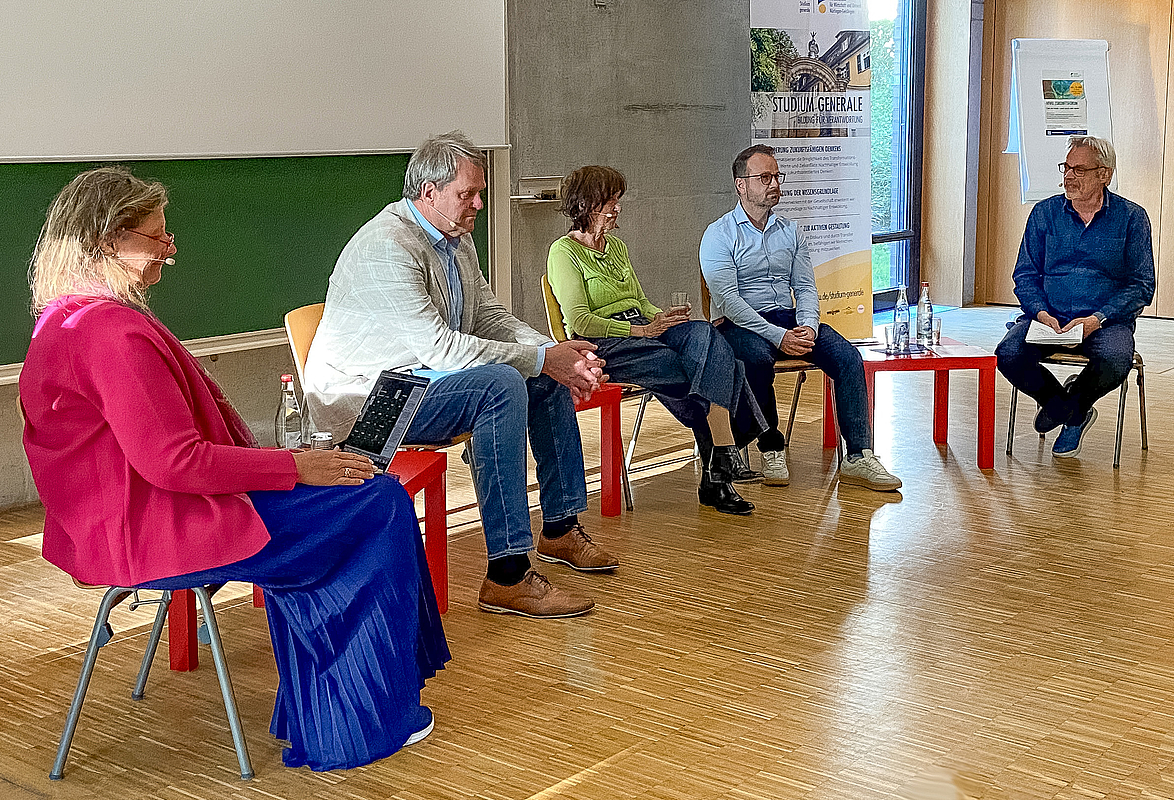 Personen sitzend im Halbkreis