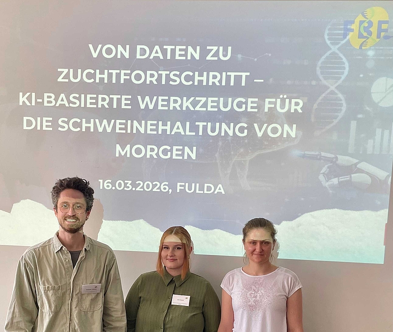 Foto von Benjamin Glöckler, Lara Handel und Luisa Pissors (von links nach rechts) beim Workshop.