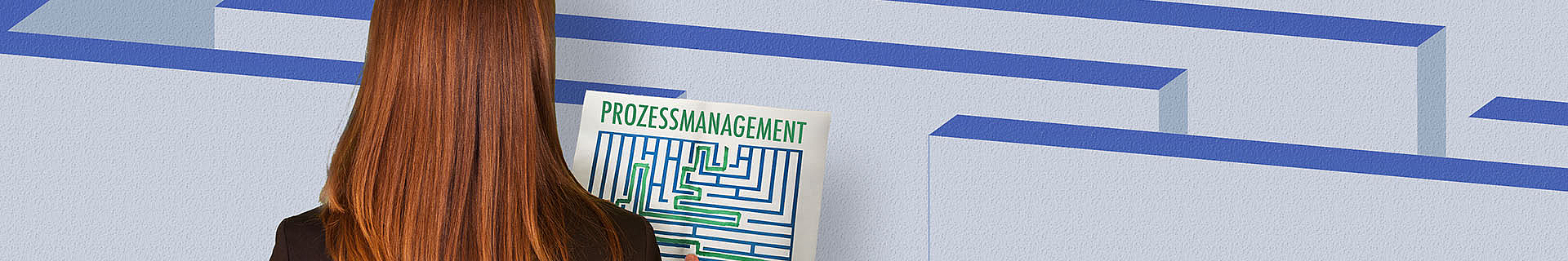 Das Bild zeigt eine Person mit langen braunen Haaren, die vor einem Labyrinth steht. Die Person hält ein Dokument oder Poster mit dem Titel „PROZESSMANAGEMENT“, auf dem ein komplexes Labyrinth abgebildet ist. Der Hintergrund besteht aus blauen und weißen Wänden, die die Struktur des Labyrinths formen. Das Bild vermittelt symbolisch die Idee, dass Prozessmanagement dabei hilft, sich durch komplexe Strukturen oder Herausforderungen zu navigieren. 