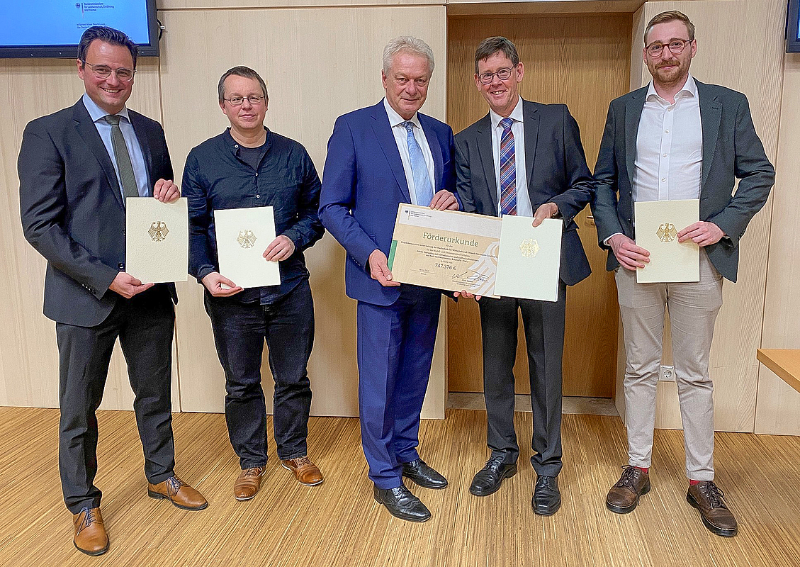 Gruppe von Männern mit Zertifikaten