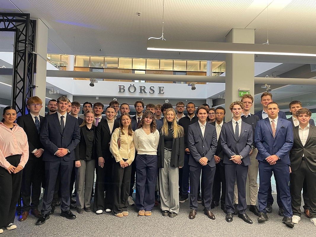 Gruppenfoto von Studierenden bei der Börse Stuttgart Group