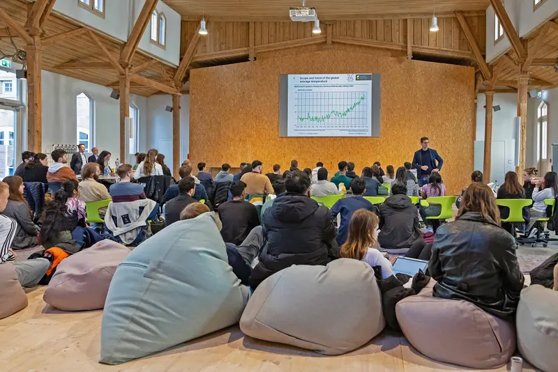Gruppe von Studierenden auf Sitzssäcken, historische Halle