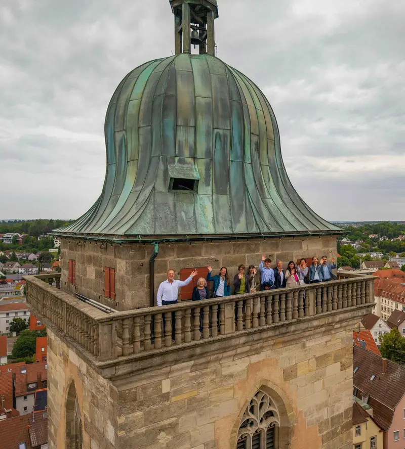 Drohnenaufnahme der Kirchtrumkuppel in Nürtingen mit Besuchern auf der Balustrade