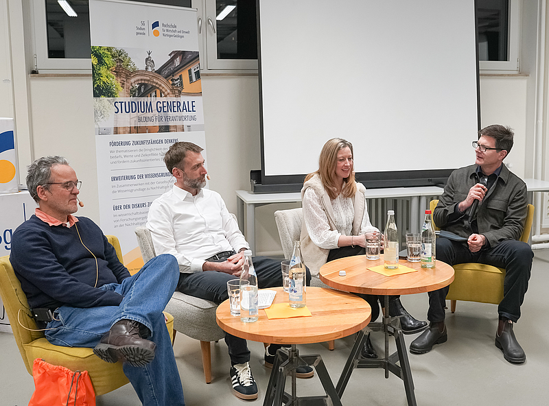 Gruppe sitzend im Gespräch