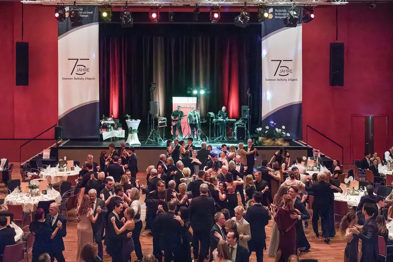 Tanzgeselleschaft in der Stadthalle