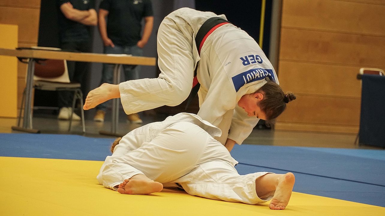 Judo-Kampf zweier Frauen auf der Matte
