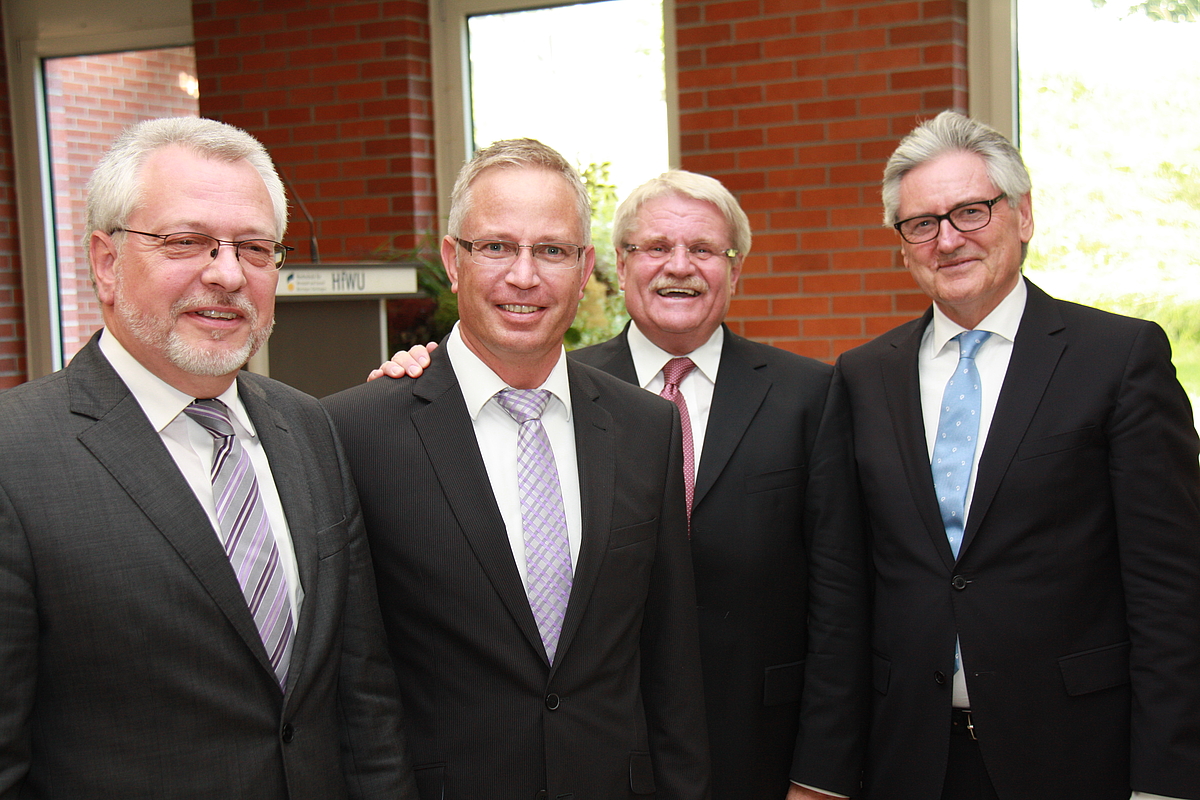 Foto (hfwu/üke): Alexander Leisner (2.v.l.) ist der neue Verwaltungschef der Hochschule für Wirtschaft und Umwelt. Links der noch amtierende Kanzler Roland Bosch, neben ihm (rechts) HfWU-Rektor Professor Dr. Werner Ziegler und Jürgen Hilse, der Vorsitz