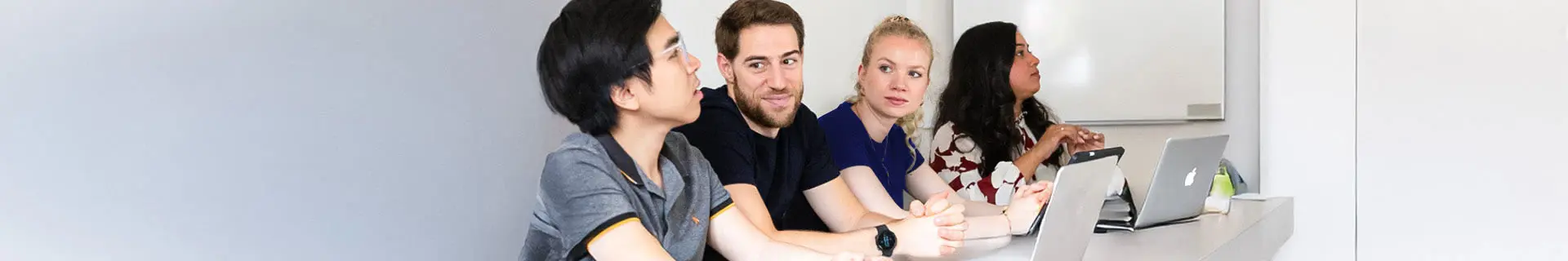 Das Bild zeigt eine Gruppe von Personen, deren Gesichter unscharf dargestellt sind. Sie befinden sich nah beieinander, was auf eine gemeinschaftliche oder soziale Aktivität hindeutet.