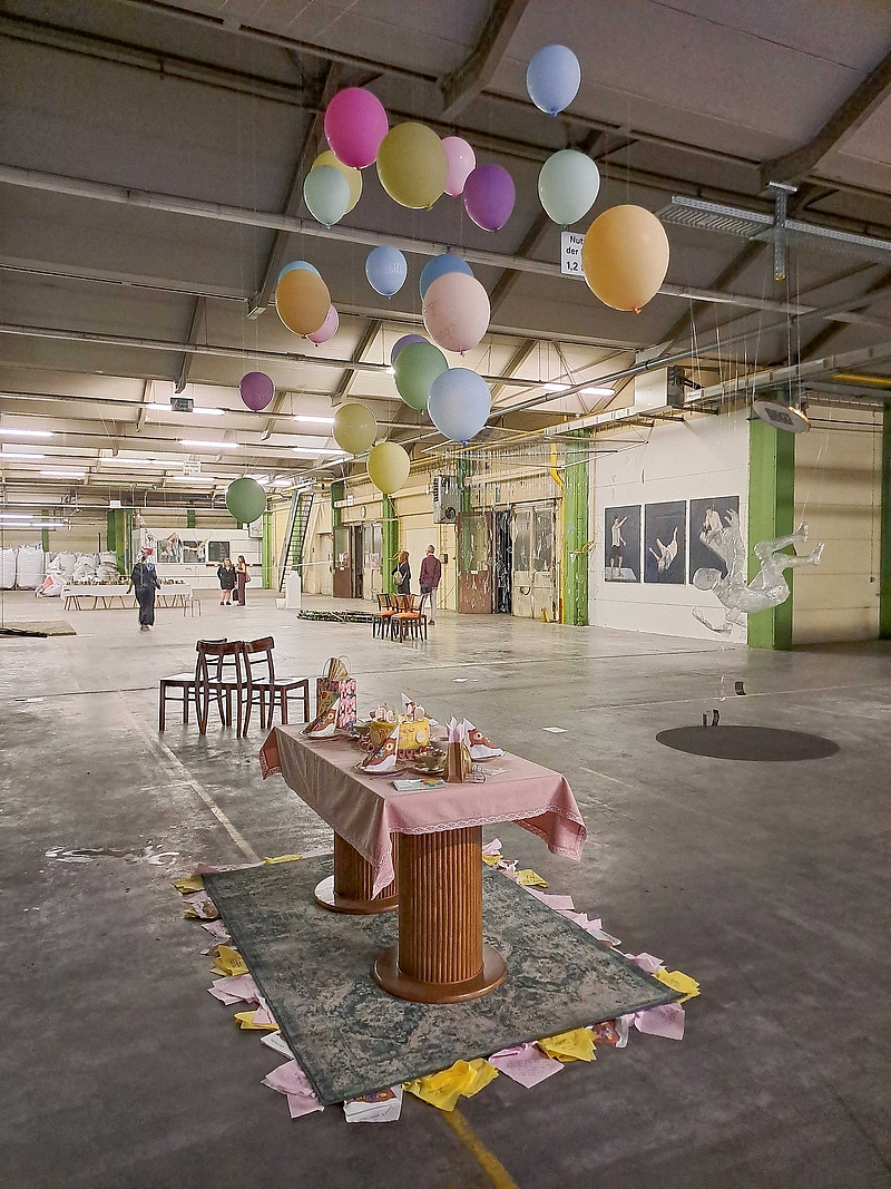 verschiedene Kunstprojekte mit Tisch, Rasen, Luftballons
