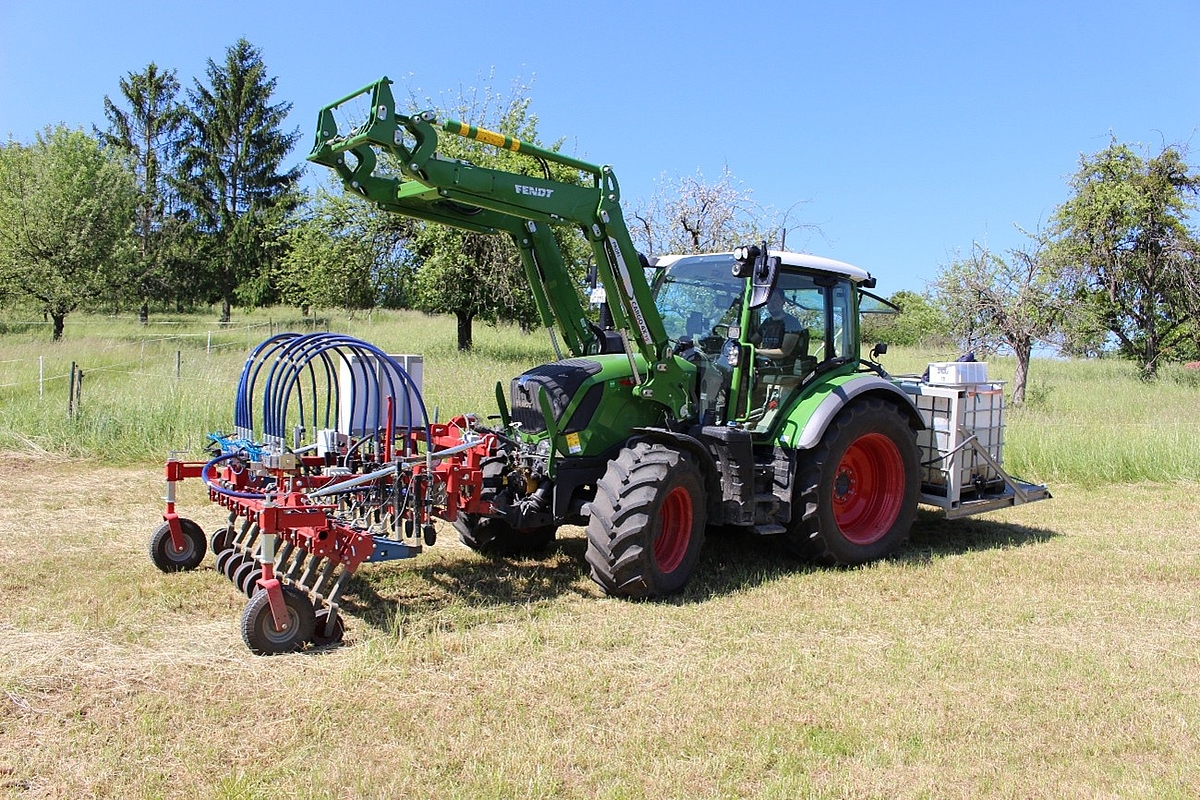 Traktor mit Bearbeitungsmaschine auf einem Feld