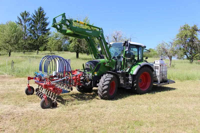 Traktor mit Bearbeitungsmaschine auf einem Feld