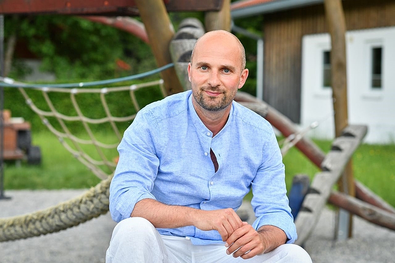 Vonnoh sitzend, Hintergrund Spielplatz
