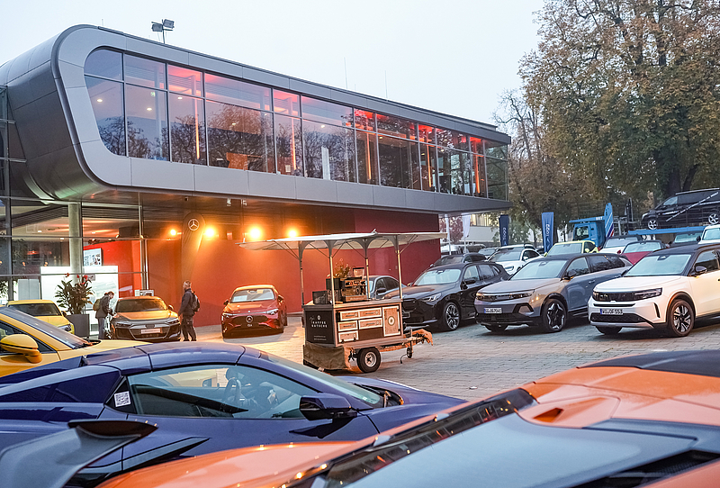 Neuwagen-Ausstellung vor der Nürtinger Stadthalle