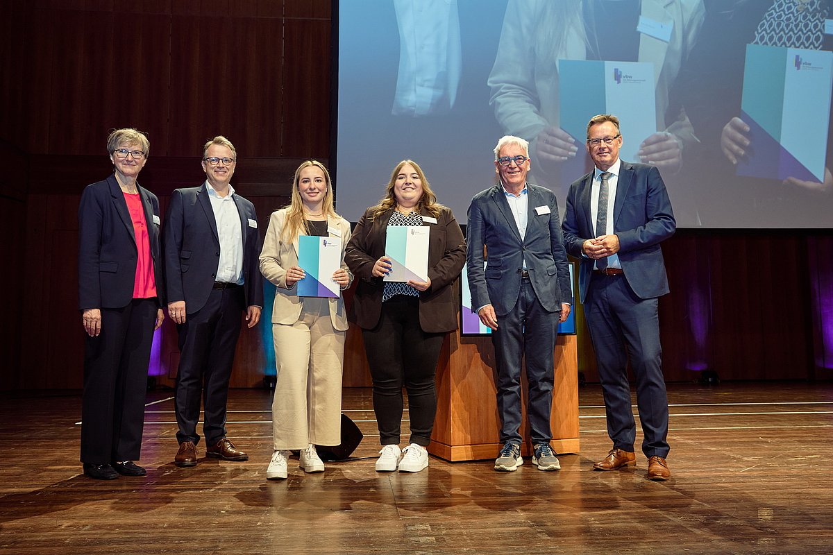 Gruppenbild auf einer Bühne