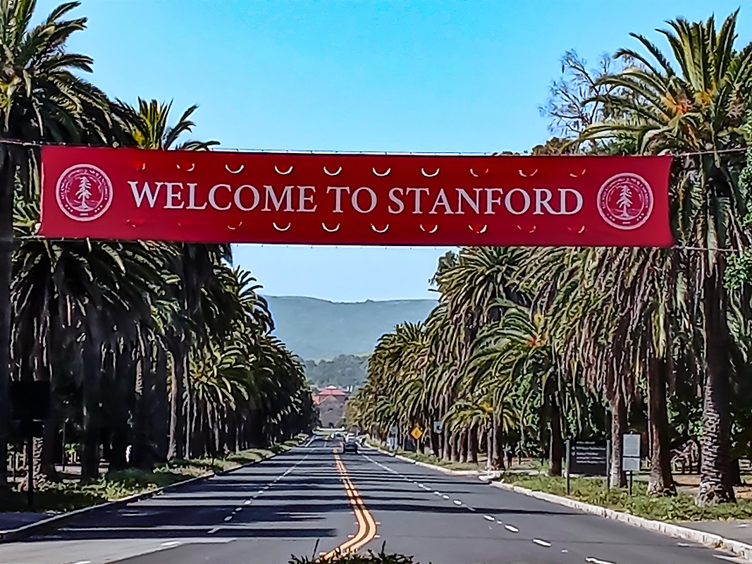 Großes Banner über einer Straße mit Aufschrift Welcome to Stanford