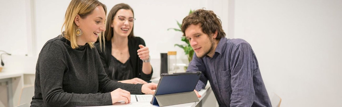 Studierende bei einer Gruppenarbeit