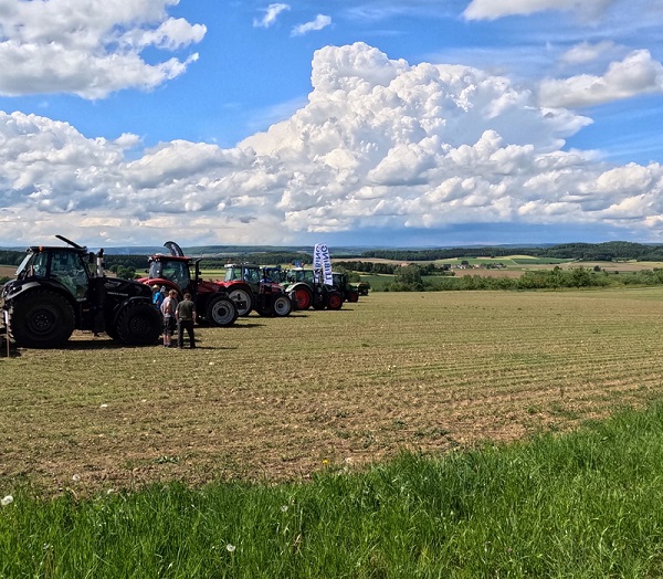 mehrere Traktoren stehen auf dem Feld zur Anschauung