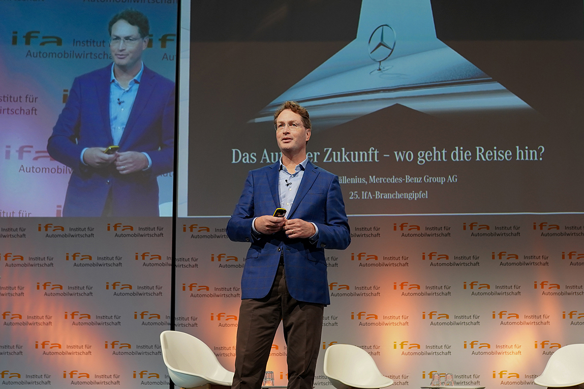 Redner Ola Källeniums stehend